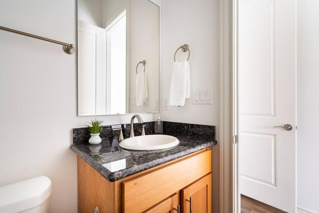 Chic Urban Living Minutes From I-45 And I-610 #A Villa Houston Bagian luar foto