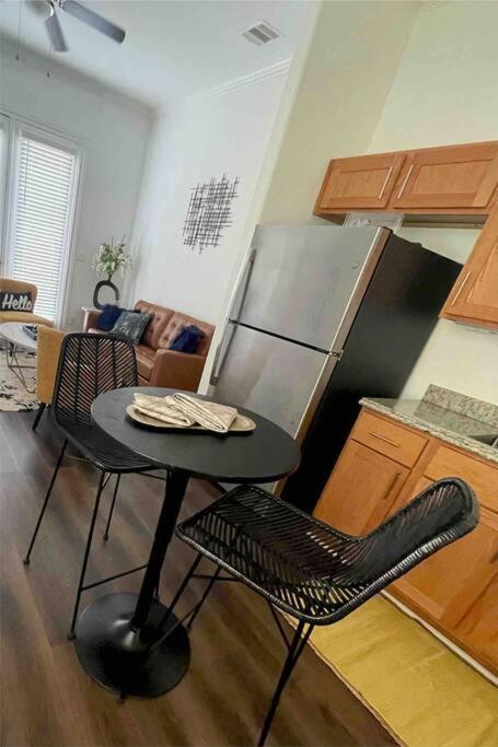 Chic Urban Living Minutes From I-45 And I-610 #A Villa Houston Bagian luar foto